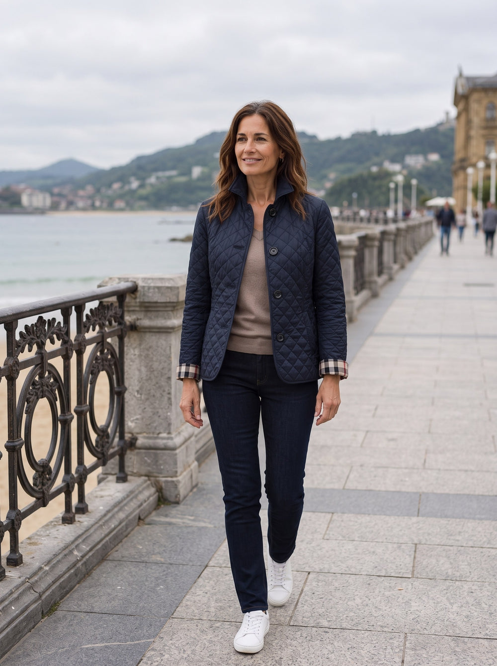Amara | Chaqueta acolchada ligera en azul marino