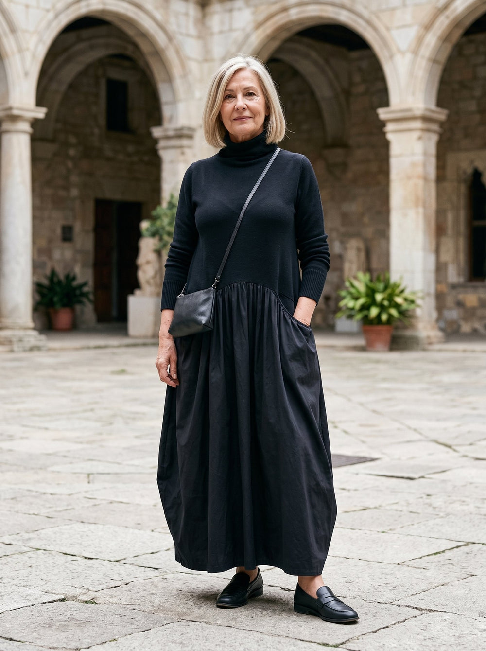 Sloane, vestido largo de cuello alto con bolsillos en color negro