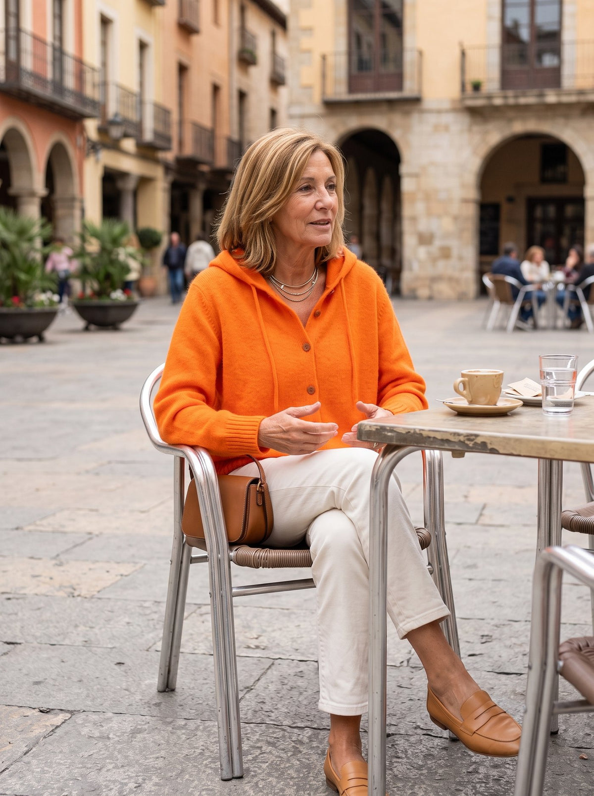 Amanda, chaqueta de punto con capucha en color naranja