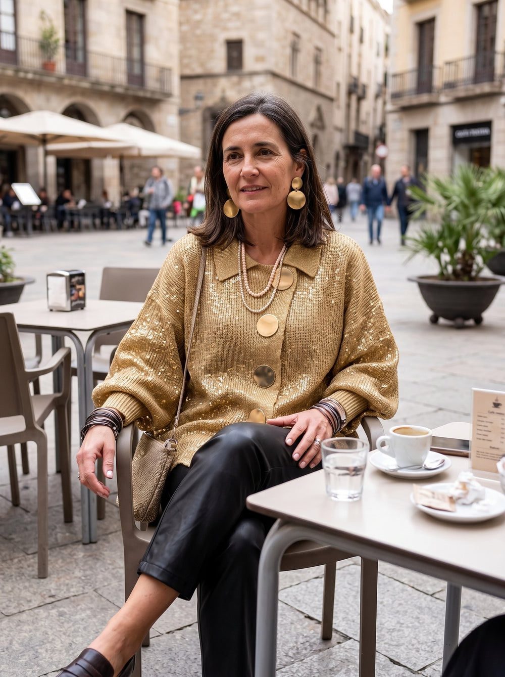 Isolde, chaqueta de punto oversize con botones en color dorado