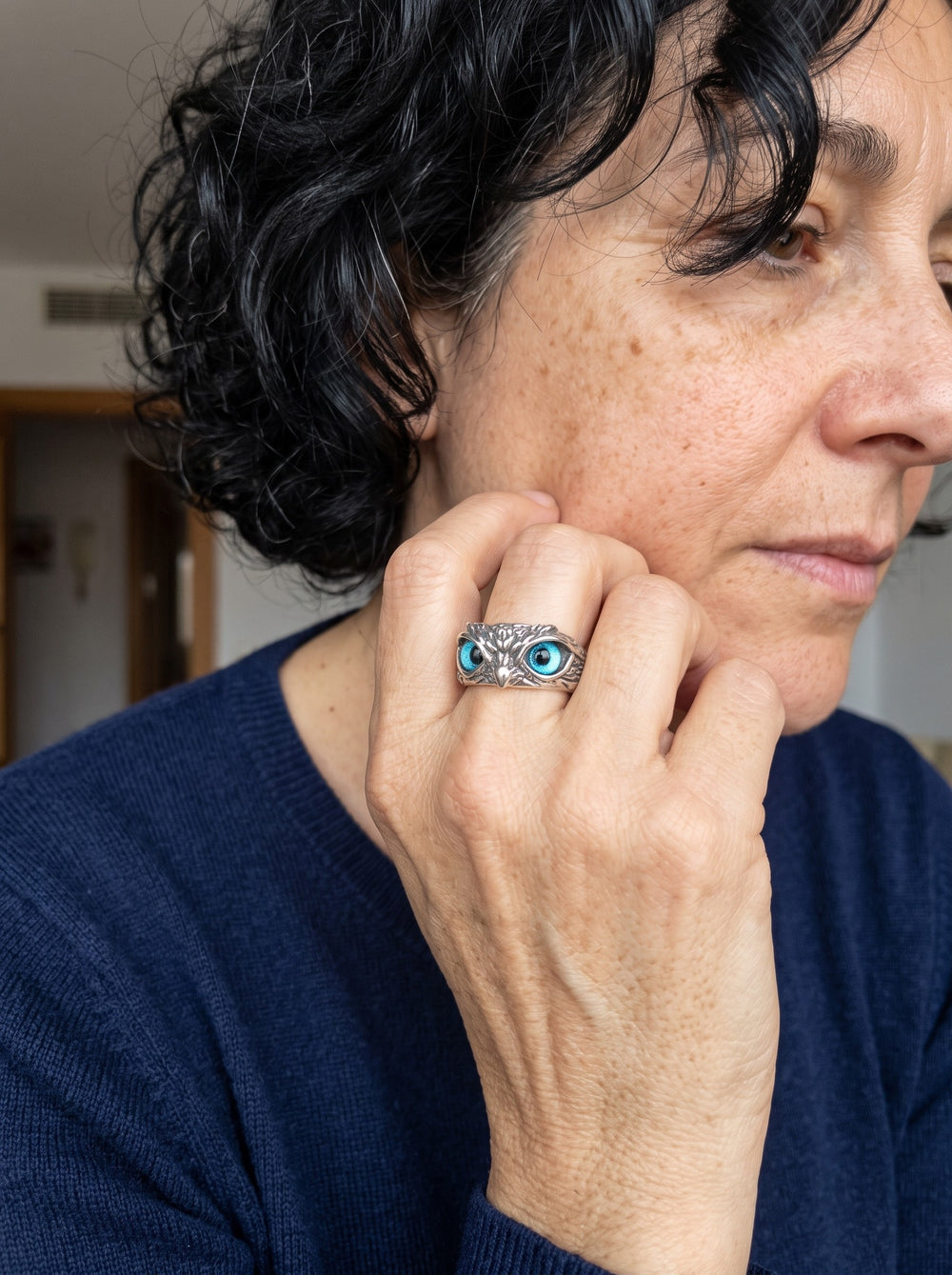 Celeste | Anillo de la suerte ajustable de plata y ópalo puesto