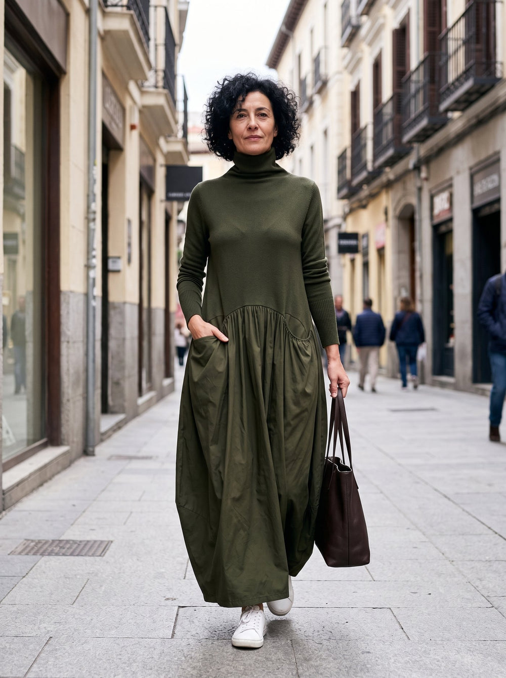 Sloane, vestido largo de cuello alto con bolsillos en color verde