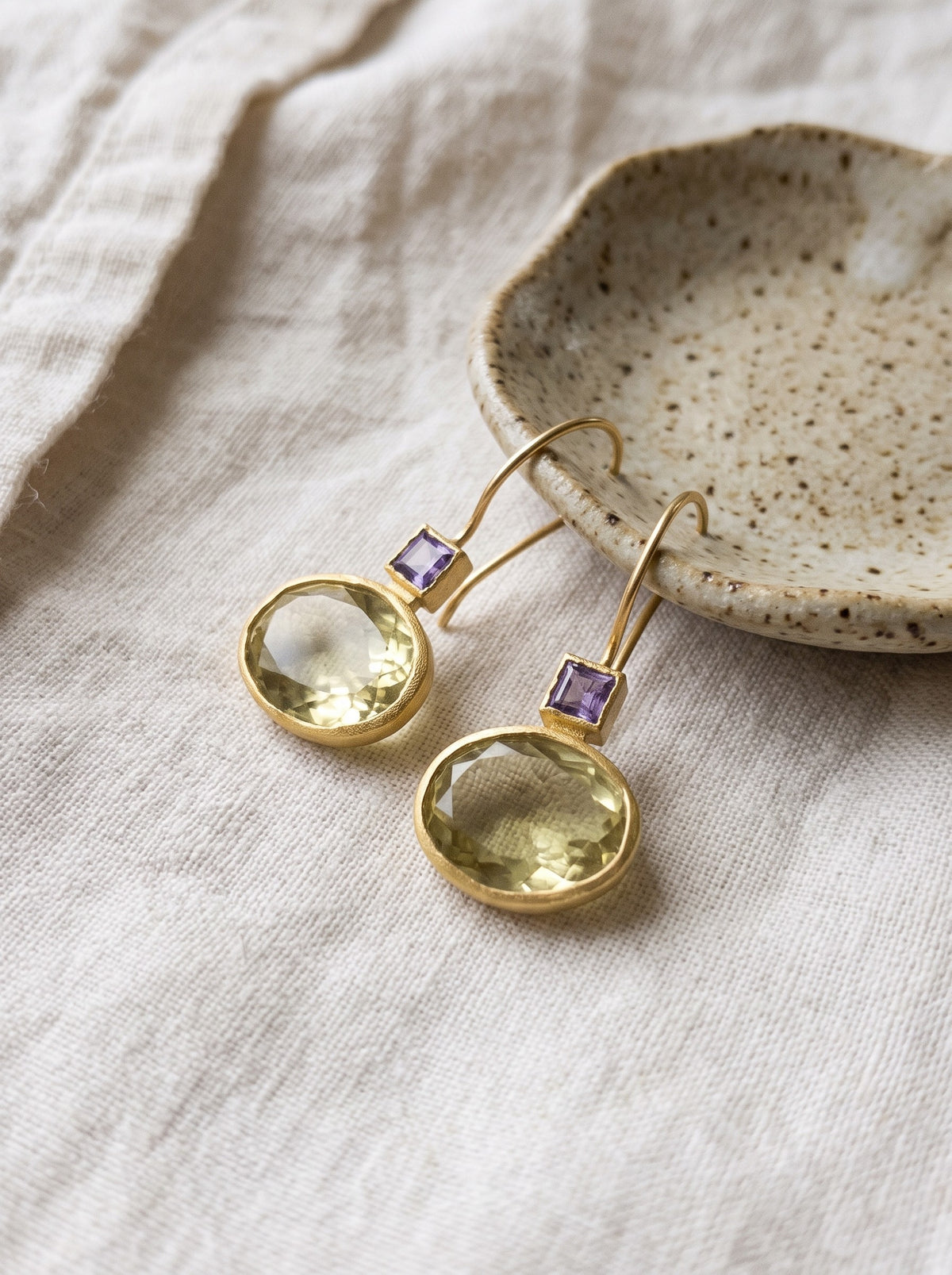 Esmeralda | Pendientes dorados vintage con cristal verde